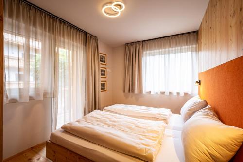 1 king bed, 1 twin bed