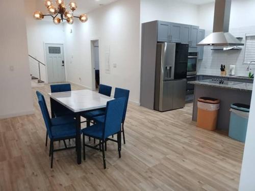 4BR Atlanta Retreat with 2 King Beds WiFi in Peoplestown