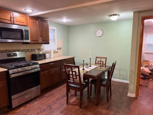 Cozy 3-Bedroom Home in West Orange Near NYC EWR and Attractions Pet-Friendly in West Orange (NJ)