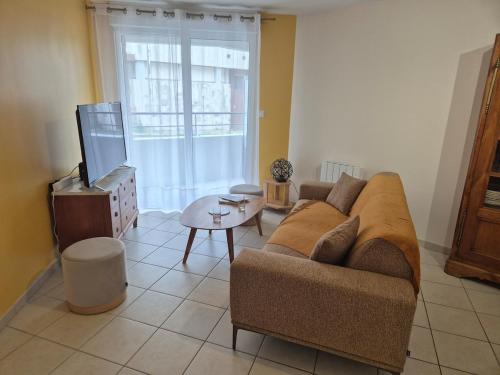 Appartement T3 proche du centre ville et 10 min à pied de la plage – khách sạn tại Keruncun
