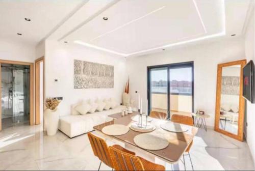 Appartement avec grande terrasse Chic et Moderne en plein centre ville – khách sạn tại Khac