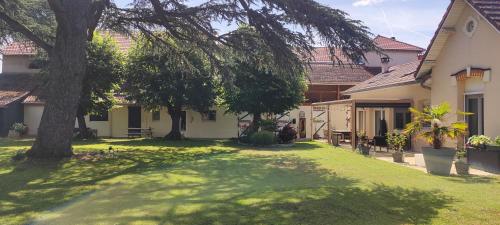 Appartement dans haras in Montrond-les-Bains