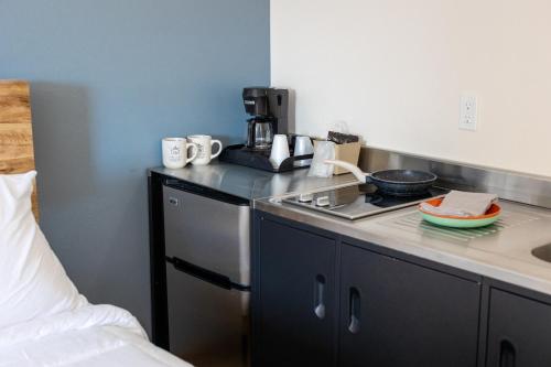 Nisswa Hotel and Suites - Standard Single Queen - image 5