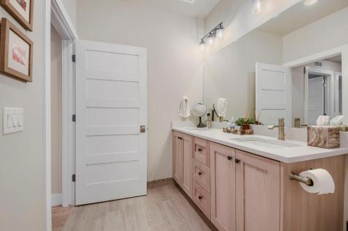 Luxury New Build w Ski Storage Fire Pit BBQ 1122 - image 5