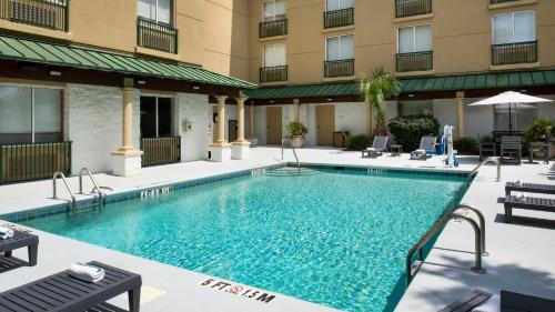 Swimming pool, Holiday Inn Express Hotel & Suites Bluffton at Hilton Head Area By IHG in Bluffton (SC)