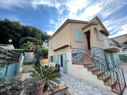 Charmante villa avec un jardin arboré