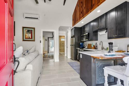 New! Historic 1bed/1bath Suite Steps To River St! - Savannah, GA