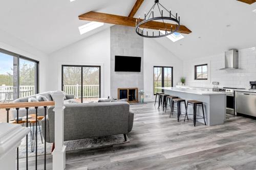 Marble & Sun in Hampton Bays, USA
