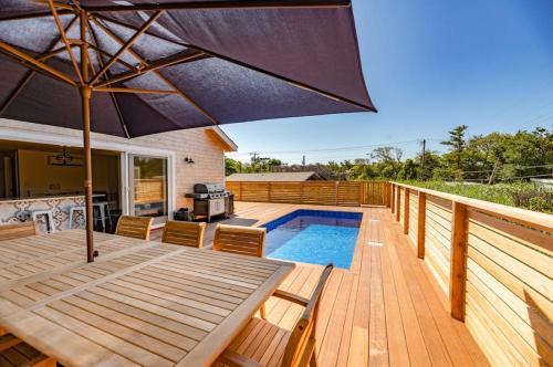 Poolside Chic by the Sea in Ocean Bay Park (NY)
