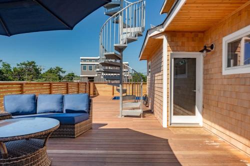 Poolside Chic by the Sea in Ocean Bay Park (NY)