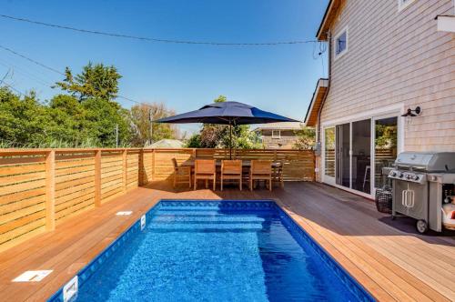 Poolside Chic by the Sea in Ocean Bay Park (NY)