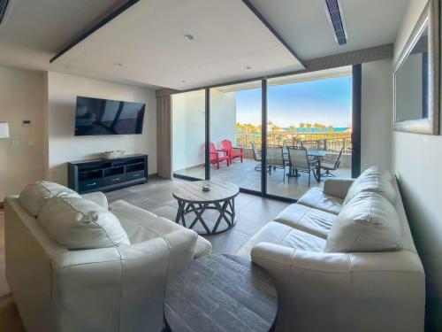 Ground Floor Modern Condo Steps to Beach & Pools