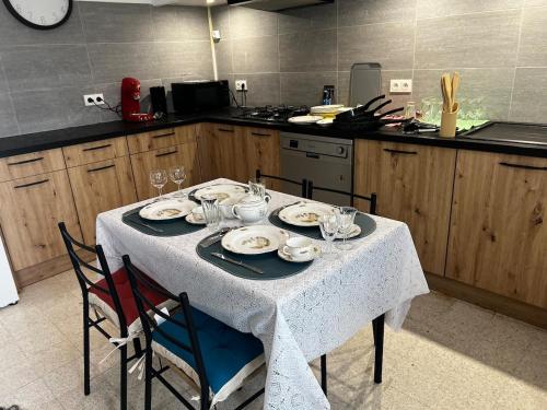 Appartement T3 spacieux RDC avec 2 chambres, 3 lits doubles, jardin et parking gratuit – khách sạn tại Colomiers