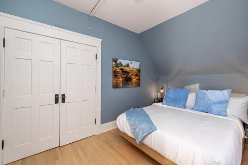 5BR Luxury Retreat With Huge Garage & 3 King Beds - image 2
