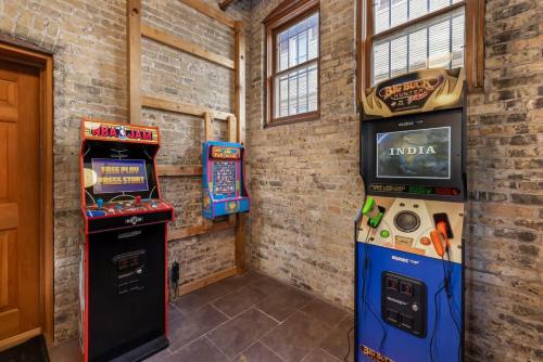 5BR Luxury Retreat With Huge Garage & 3 King Beds - image 12