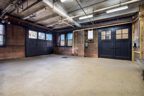 5BR Luxury Retreat With Huge Garage & 3 King Beds - image 11