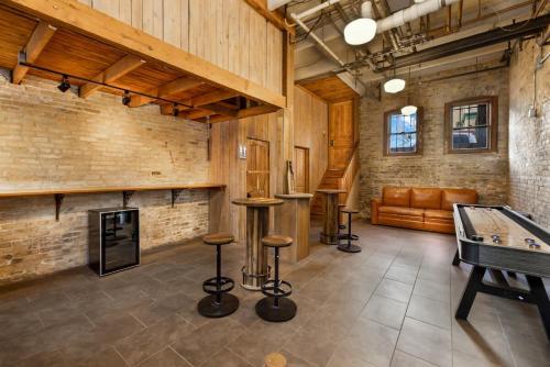 5BR Luxury Retreat With Huge Garage & 3 King Beds - image 10
