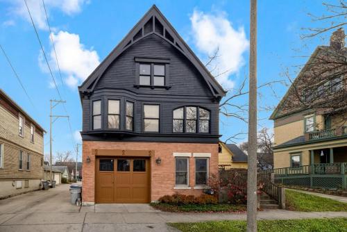 5BR Luxury Retreat With Huge Garage & 3 King Beds - image 8