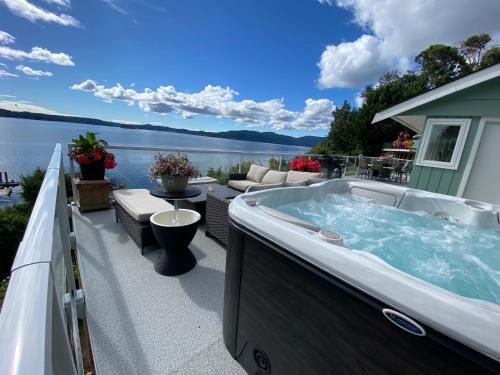 Beachbreeze Oceanfront 4BR1Den4BA Romantic Sunrise & Celestial Views in Brentwood Bay
