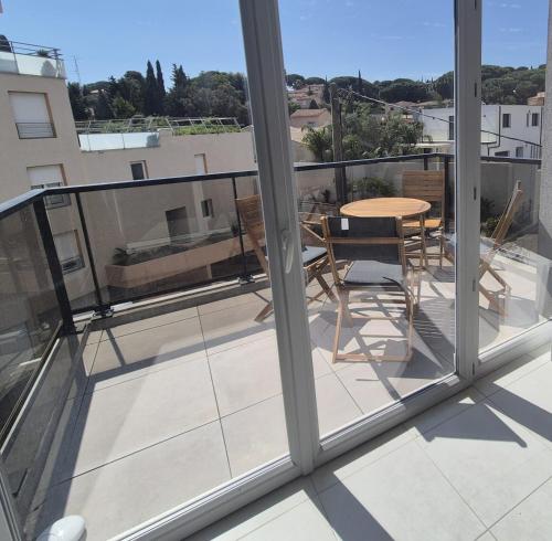 Apartment with terrace near the beach - image 5