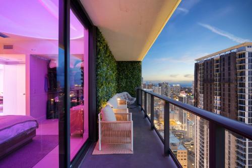 Stunning Lux 2 Bed 2 Bath with Panoramic View from Balcony