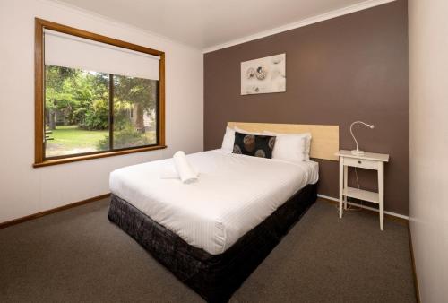 1 queen bed, 1 double bed, 4 bunk beds
