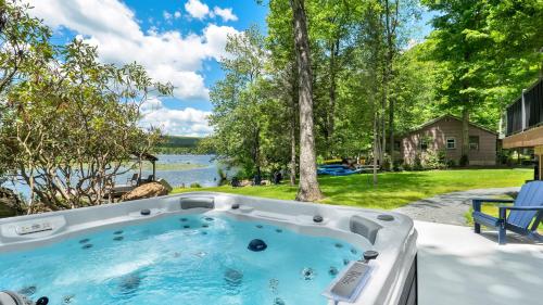 Lakefront, Dock, Boats, Hot Tub, Game Room