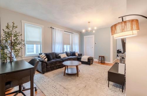 Modern 3BR 2BA Near Boston and MBTA Bright and Stylish in Medford