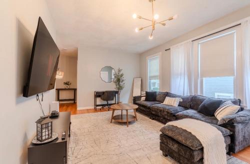 Modern 3BR 2BA Near Boston and MBTA Bright and Stylish in Medford