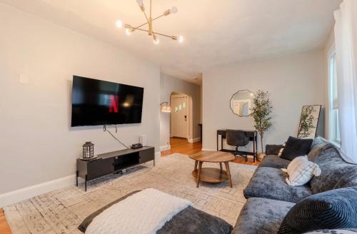 Modern 3BR 2BA Near Boston and MBTA Bright and Stylish in Medford