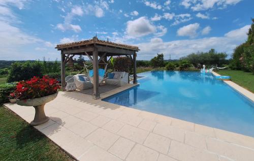 Peldbaseins, Gorgeous Home In Saint-Quentin-De-Caplo in Saint-Quentin-de-Caplong