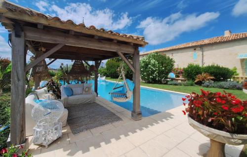 Peldbaseins, Gorgeous Home In Saint-Quentin-De-Caplo in Saint-Quentin-de-Caplong