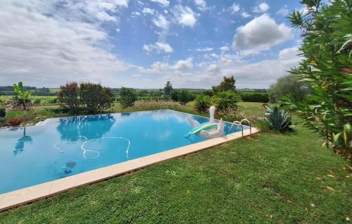 Peldbaseins, Gorgeous Home In Saint-Quentin-De-Caplo in Saint-Quentin-de-Caplong
