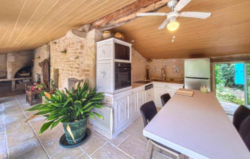 virtuve, Gorgeous Home In Saint-Quentin-De-Caplo in Saint-Quentin-de-Caplong