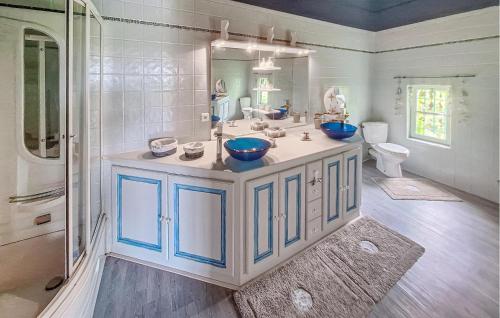 Vannas istaba, Gorgeous Home In Saint-Quentin-De-Caplo in Saint-Quentin-de-Caplong
