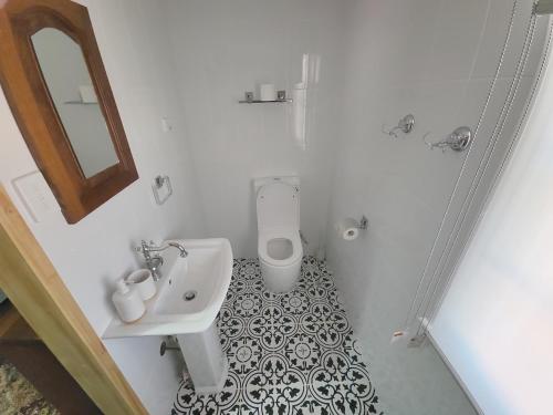 Bathroom, Downie - Historic Accommodation with En-suite and Mod Cons in Hoddys Well