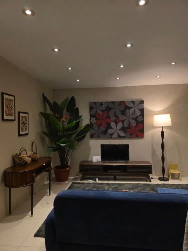 Lomani's Home - Airport Accommodation - image 2