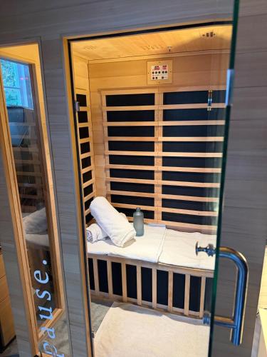 Central Auckland Cottage with infrared Sauna