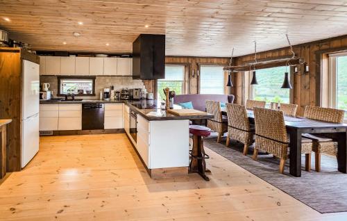virtuve, Amazing Home In Hovet With Sauna in Skoro