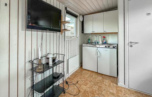 kuhinja, 1 Bedroom Lovely Home In Falkenberg in Knolaberget