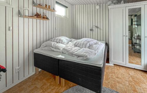 1 Bedroom Lovely Home In Falkenberg in Knolaberget
