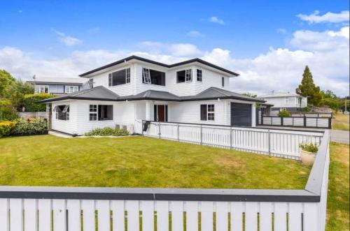 Spacious & Modern Gem in the Heart of Taupo – khách sạn tại Hilltop