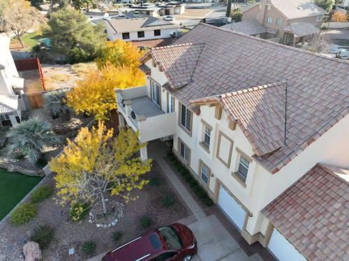 Luxury Vegas estate with a swimming pool, a basket ball court & close to Strip – khách sạn tại Trung Tam Thanh Pho