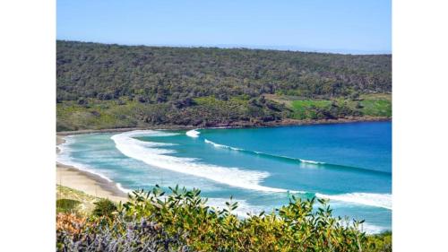 pludmale, Banyula Cove by Tiny Away in North Bruny