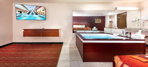 Grand Marquis Waterpark Hotel & Suites - image 18