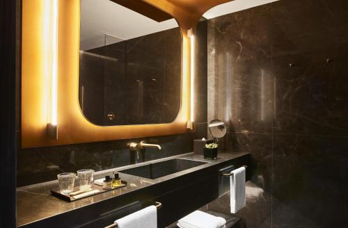 Thompson Madrid, by Hyatt Room Type - King Suite with City View Thompson Madrid, by Hyatt Room Type - King Suite with City View