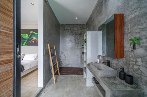 The Jungalow - 2BR Berawa Villa Near Beach Café del Mar & Padel - image 3