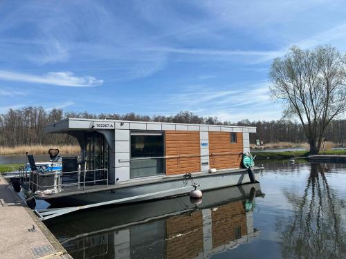 Hausboot im Binnenhafen Anklam ohne Fahrt