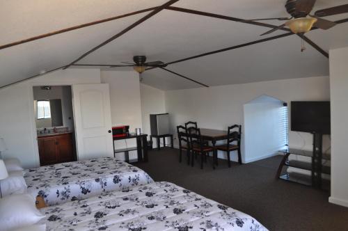 Family Room with Three Queen Beds