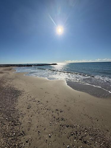 Appartement bord de mer tout équipé 4 personnes ,1 lit double et 1 lit superposé, accès direct plage, climatisation, parking privé gratuit